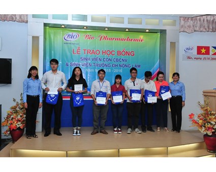 Bà Nguyễn Thị Đoan Quỳnh và bà Lương Anh Đào trao học bổng cho sinh viên con CBCNV
