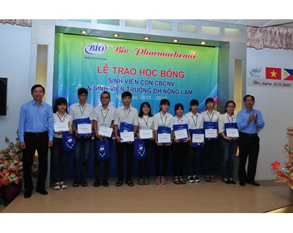Ông Trần Công Vinh và ông Phạm Tấn Đà trao học bổng cho sinh viên ĐH Nông Lâm TP