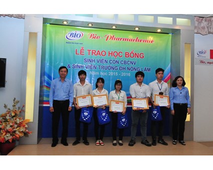 Ông Phạm Tấn Đà và bà Bùi Thanh Hậu trao học bổng cho sinh viên ĐH Nông Lâm TP