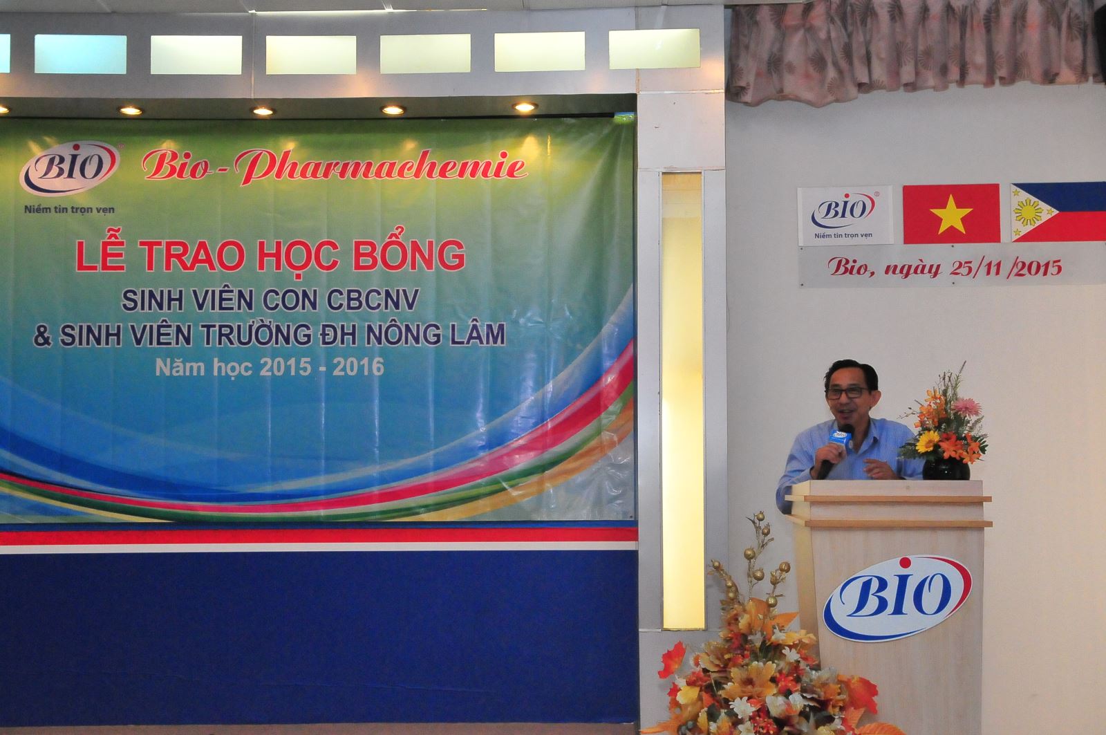 Ông Trần Công Vinh phát biểu bắt đầu lễ trao học bổng