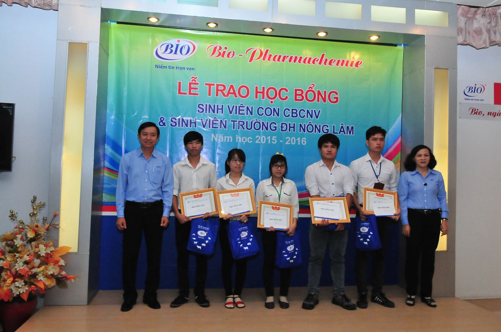 Ông Phạm Tấn Đà và bà Bùi Thanh Hậu trao học bổng cho sinh viên ĐH Nông Lâm TP